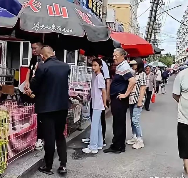 贾乃亮带甜馨回东北看爷爷奶奶，祖孙三人逛菜市场，甜馨身高惊人