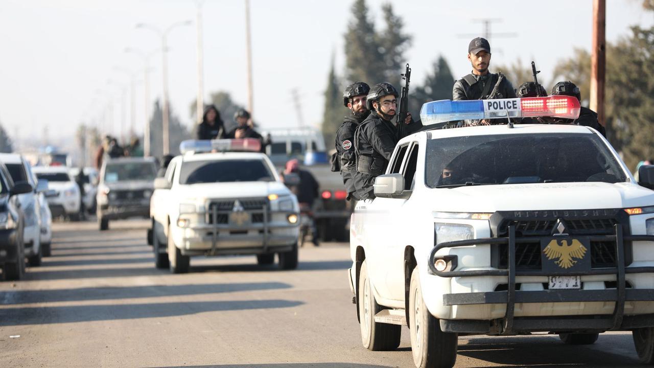 叙利亚：今天上午，一支庞大的安全部队纵队渡过幼发拉底河，以确保昨天从叙利亚民主