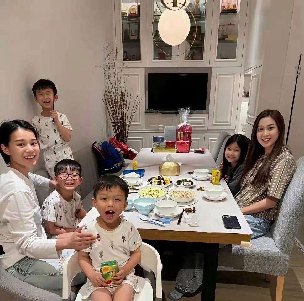 你敢想，在寸土寸金的香港，贵为视后也难买豪宅，你看胡杏儿和钟嘉欣聚餐，餐厅拥挤