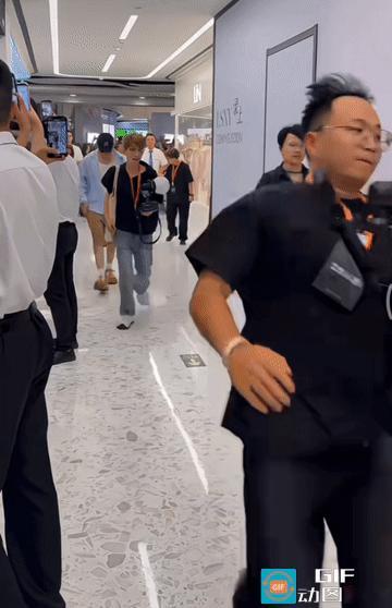 她来了，她带着一大群人前呼后拥的来了。西安某购物中心，听说有明星来了，有好奇