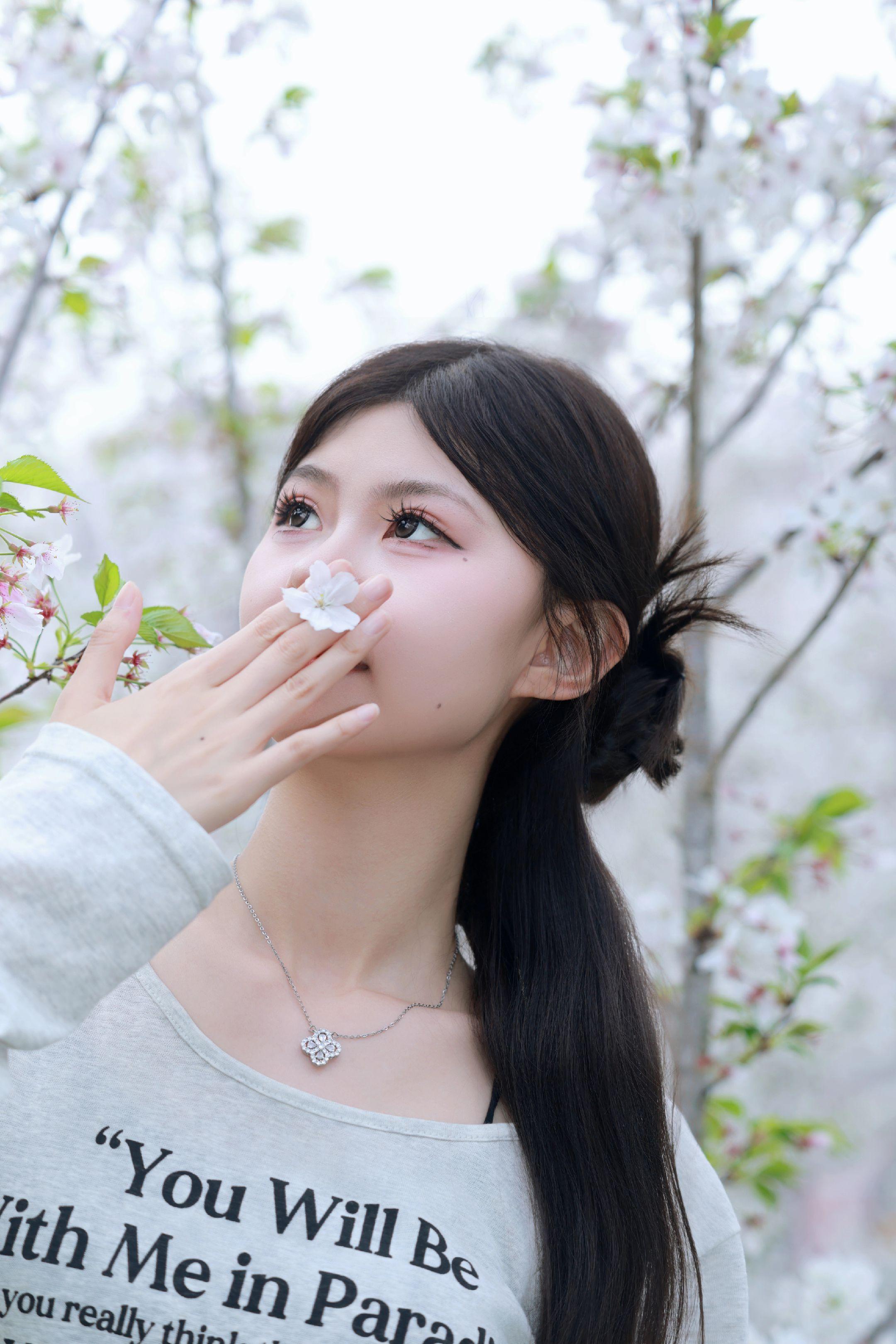 花与少女。  🌸树下    模特