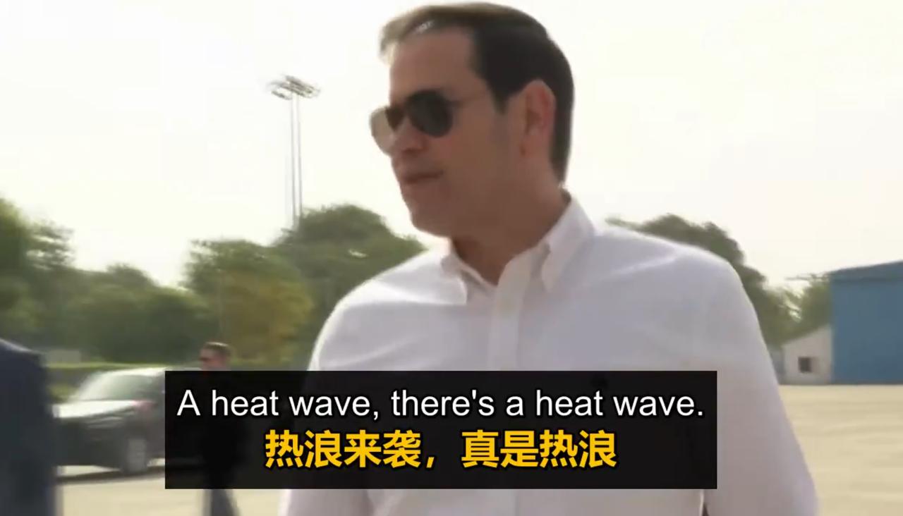热得人都模糊了[无奈吐舌]，终于把西装外套脱了。白衬衣上阵，难得。好佩服旁边西装革