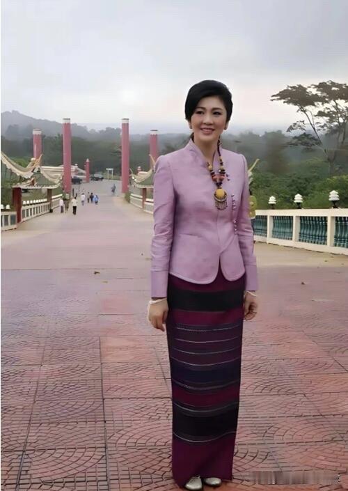 她真的好美，是那种温和大气的美，不是电视上看到那种浓妆艳抹的美，这种美女就算简单