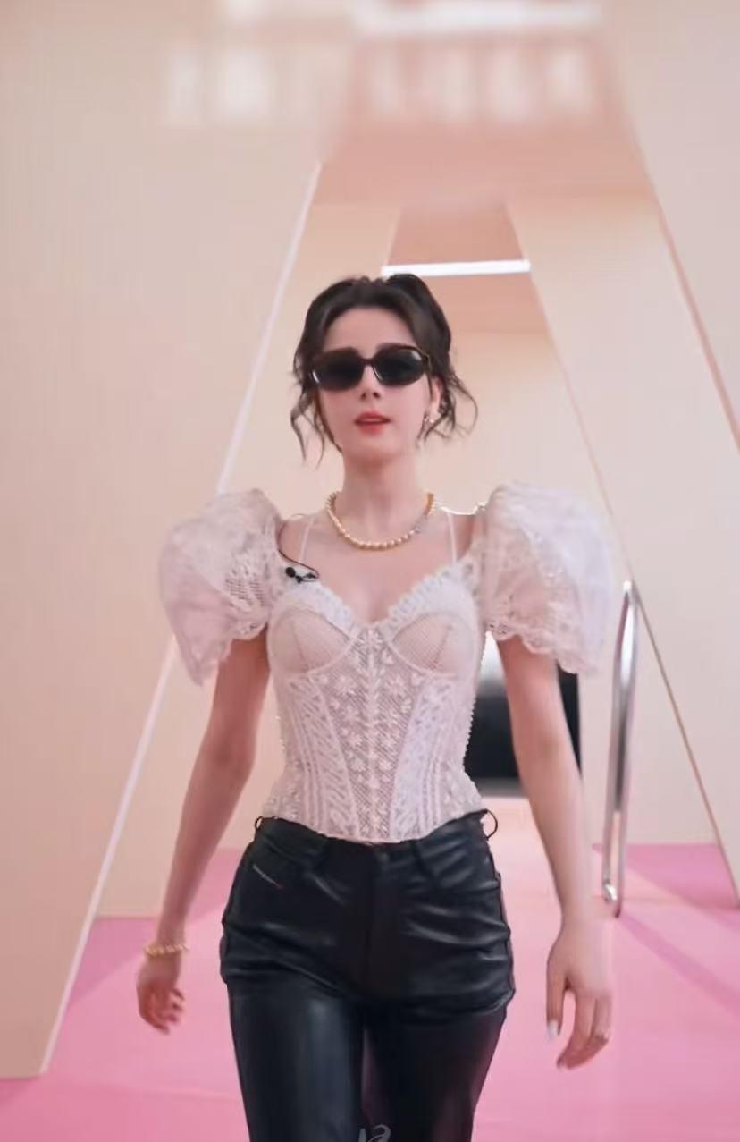 迪丽热巴的脸咋啦？4月13日，迪丽热巴又上热搜，她作为Fakeme眼镜的首位全