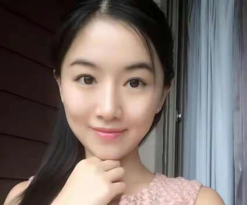翟欣欣，这辈子最“扎眼”的四件事：第一：2017年3月和苏某某恋爱，5月一起