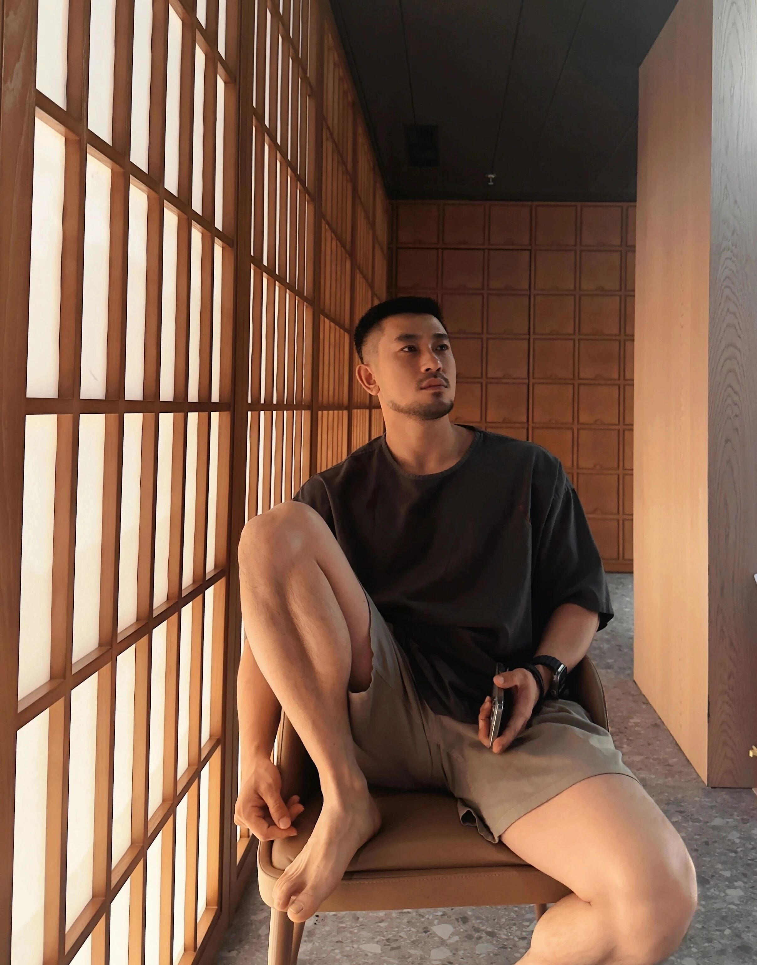 今天穿了件风衣，感觉自己像电影里的硬汉，但其实只是个在风中摇摆的可怜虫。​​​