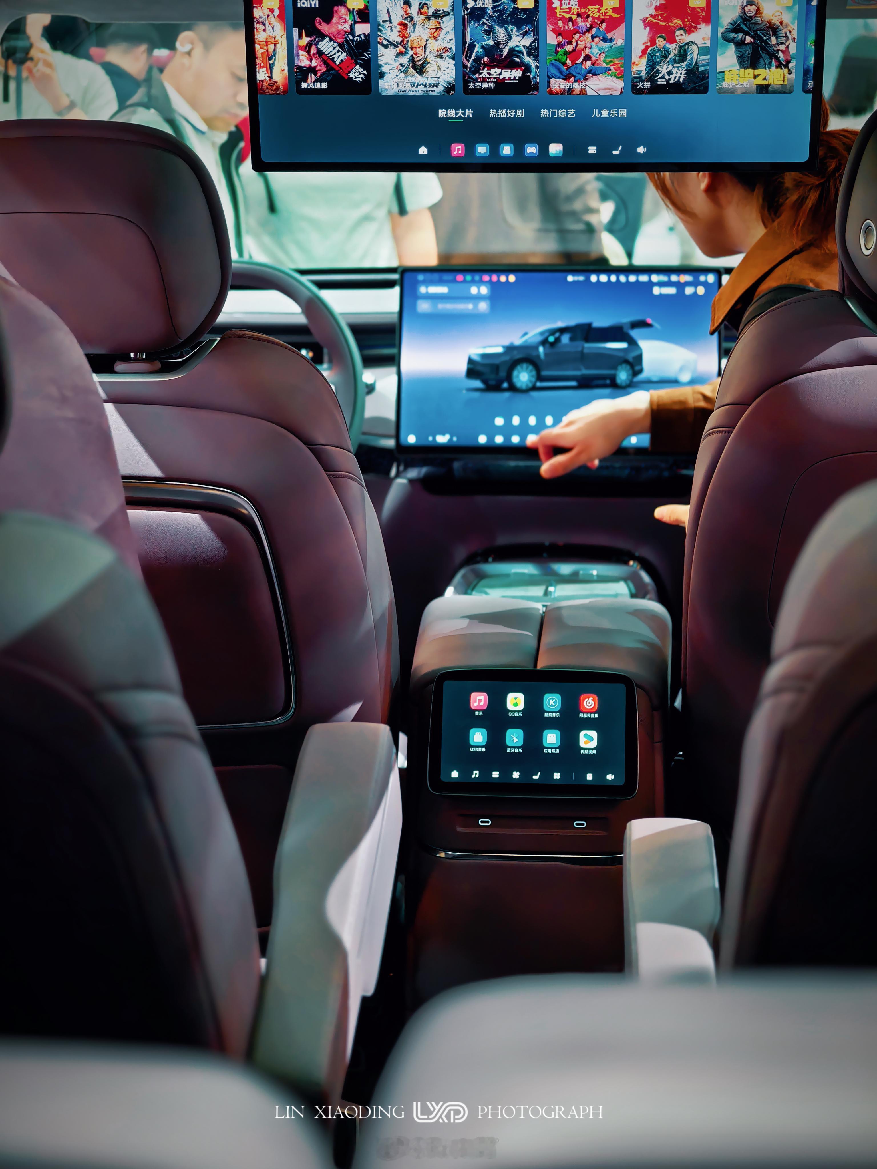 北京车展实拍｜小鹏GX真的戳中家庭刚需❗💜外观简约不浮夸，双拼色很高级第一眼就