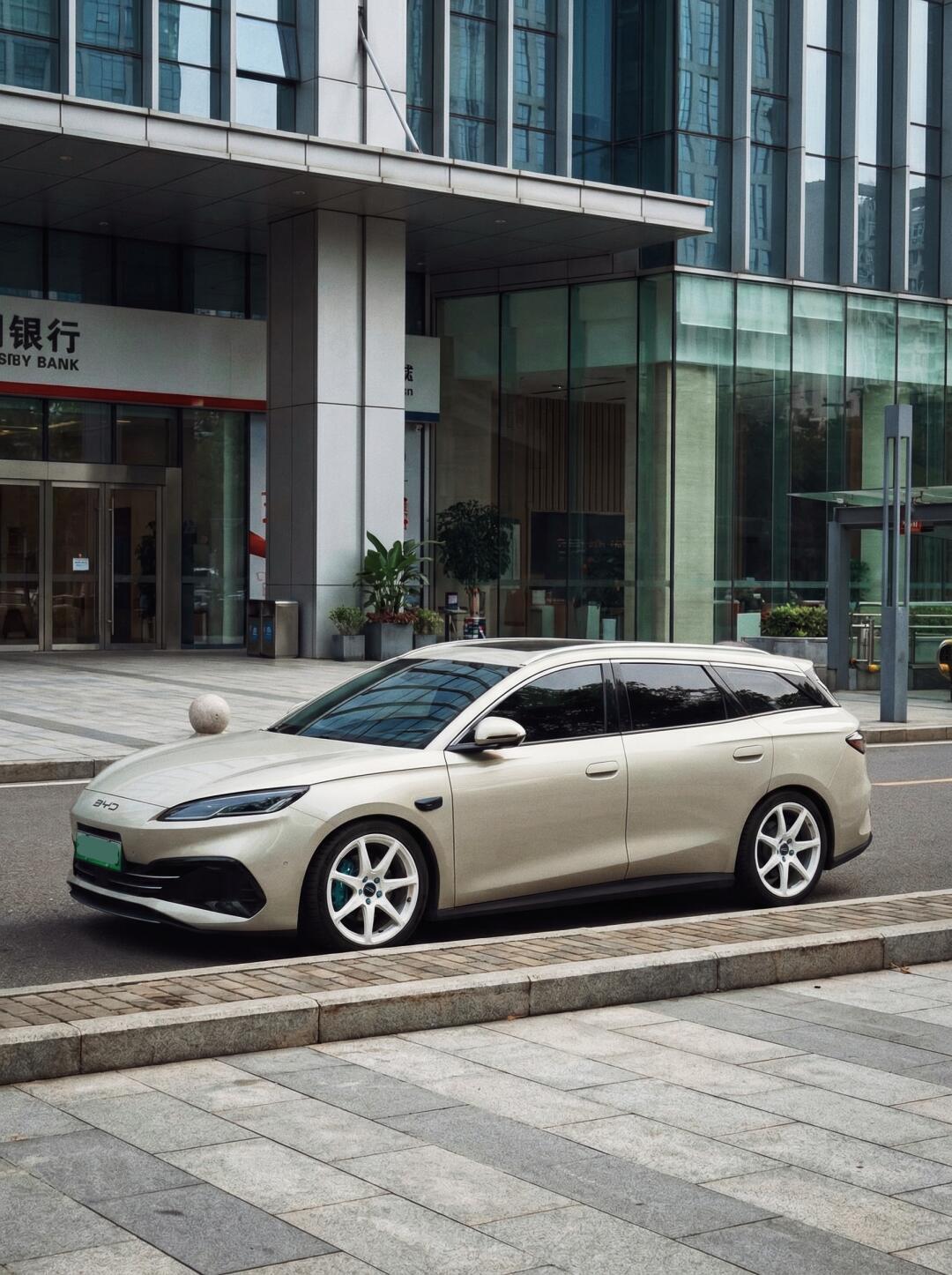 比亚迪旅行，一台海豹只需要轻改。