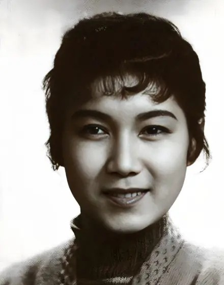 1952年的一天，齐白石已经快90岁了，他不知哪里来的力气，一把将25岁的新凤霞