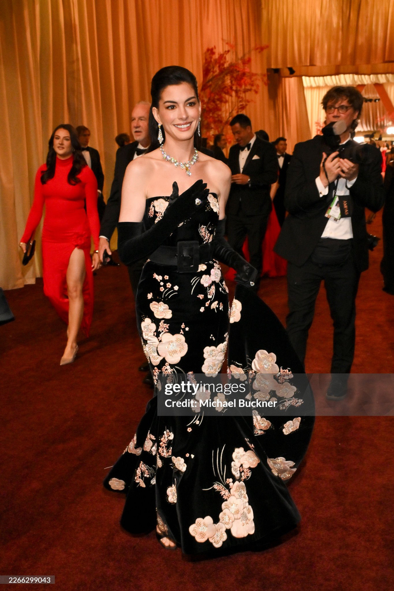 AnneHathaway｜奥斯卡红毯嘴薇的脸一整个大回春～