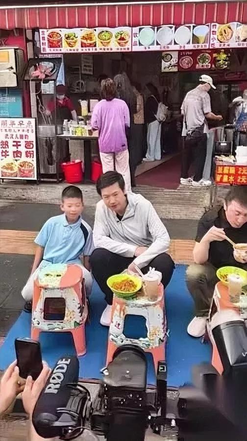雷军这次社死了笑到直拍大腿你敢信这是千亿大佬的聊天水平？最近那段他跟