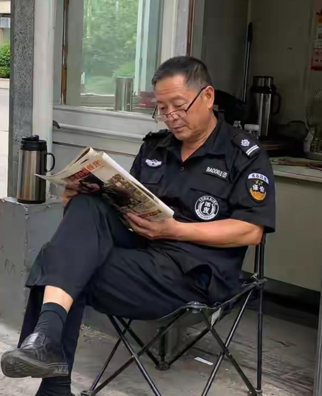 别抬杠！我觉得普通人年龄大了，最后的归宿就是当保安比较好，谁也别装清高看不起保安