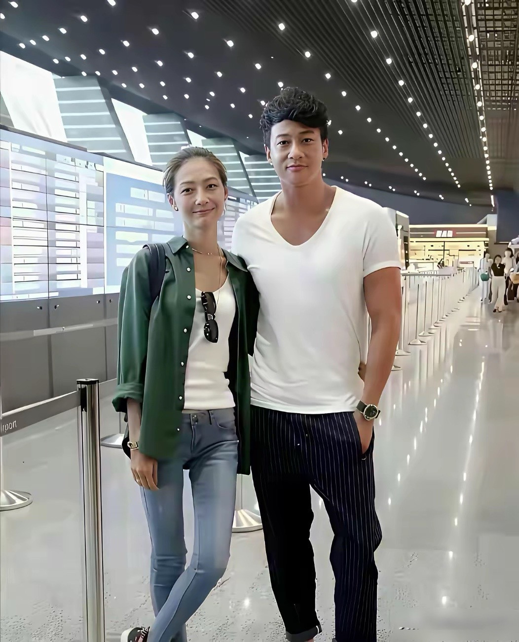 虽然何润东当年没追上孙俪，但后来他娶了当柜姐的气质美女，多年来他老婆的颜值也丝毫