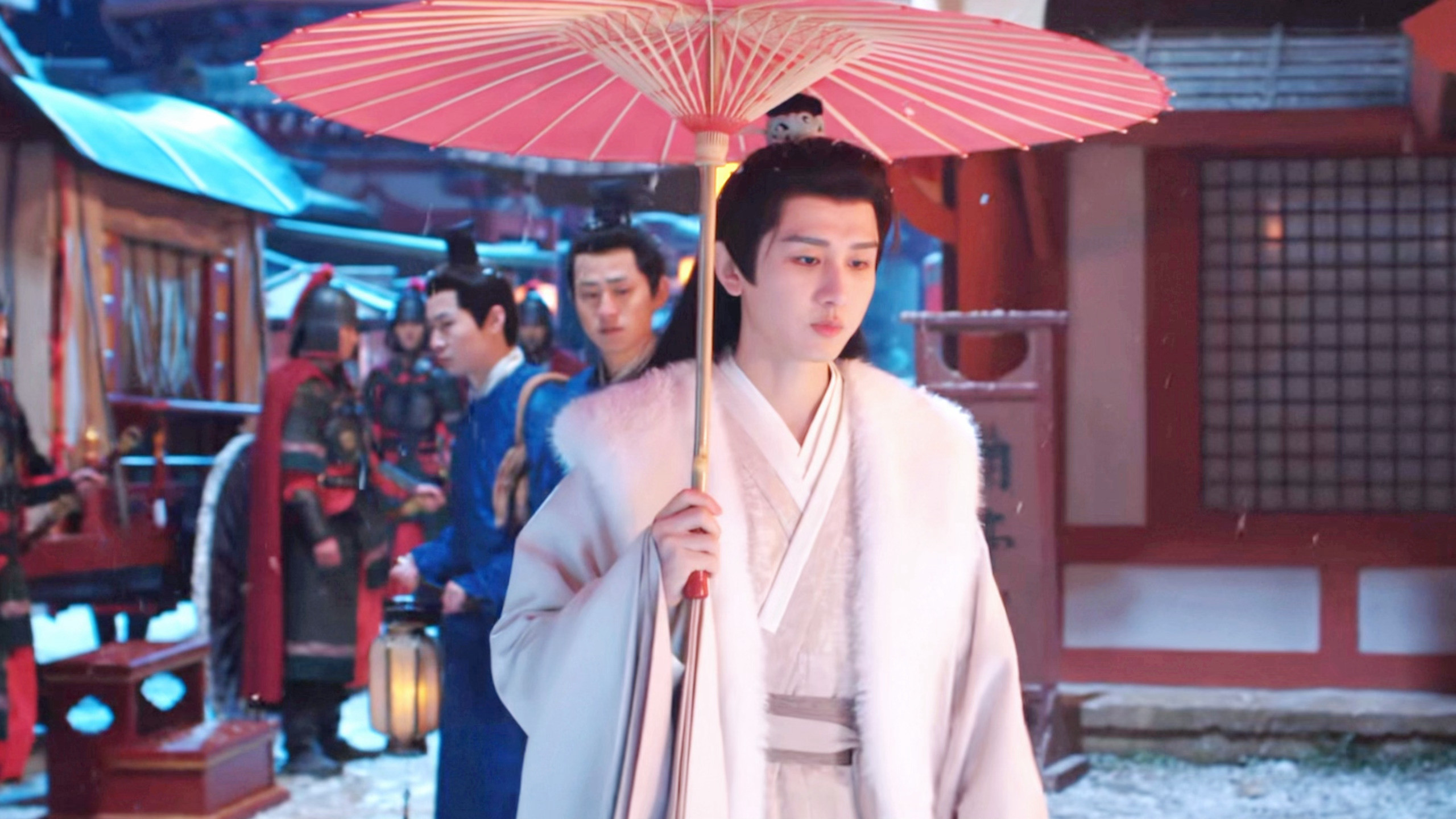 成毅给徐璐雪中撑伞这段真的有种久别重逢的宿命感🥹🥹🥹成毅给徐璐雪中撑伞这段