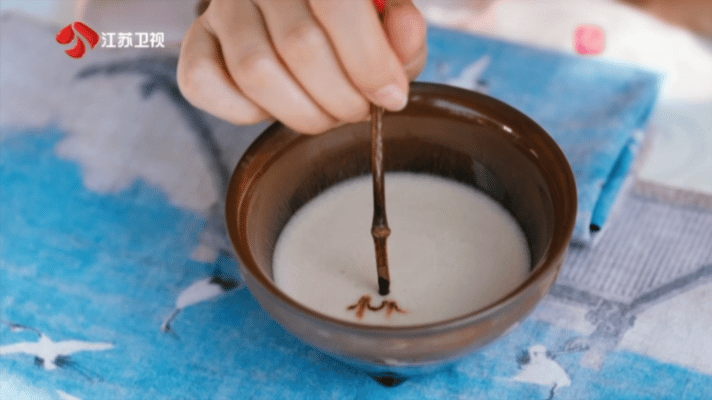 没人告诉我还能在茶上拉花啊茶上拉花比咖啡拉花早800年？这知识点get了！只用