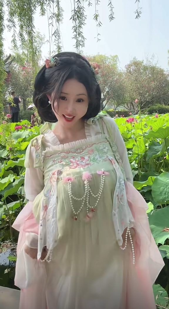 今天打扮的美美的出来看看荷花
