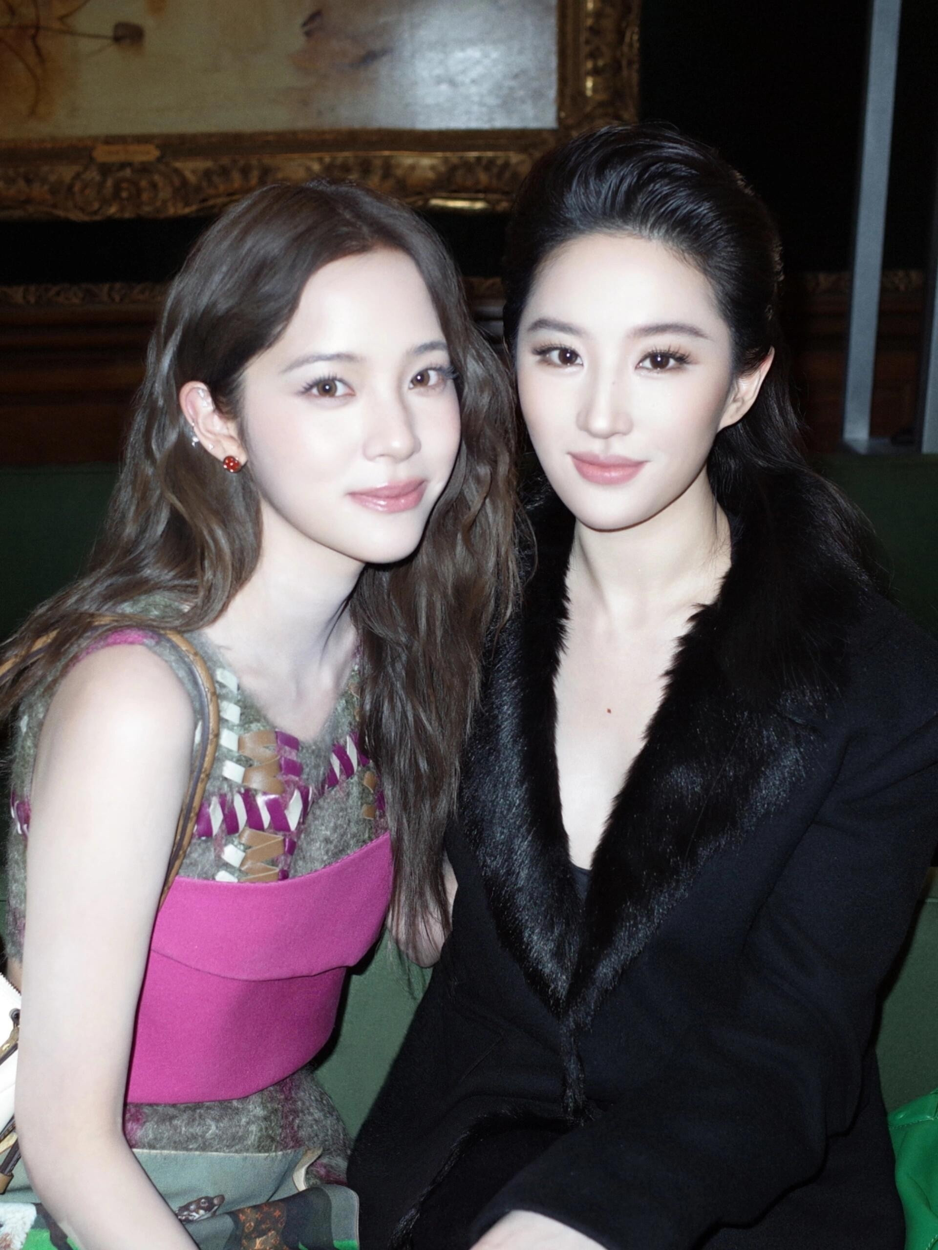 欧阳娜娜和刘亦菲LV看秀合照美女贴贴