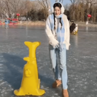 王玉雯假装车没停好听了两遍王玉雯假装停车没停好，只为再听一遍姐姐语音，追星妹实