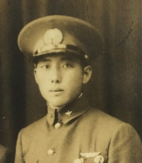 🌞1937年，中国一架战机被日军击落，飞行员跳伞求生，谁知，竟落到了日军阵