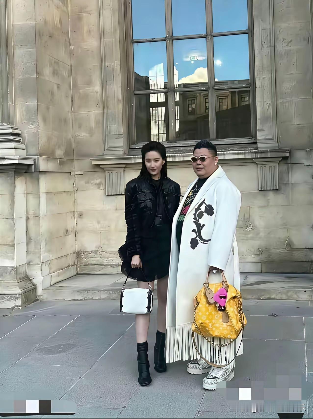 刘亦菲旁边的土豪提的lv包价值1200万，贫穷限制我的想象力，如果是我可能看不上