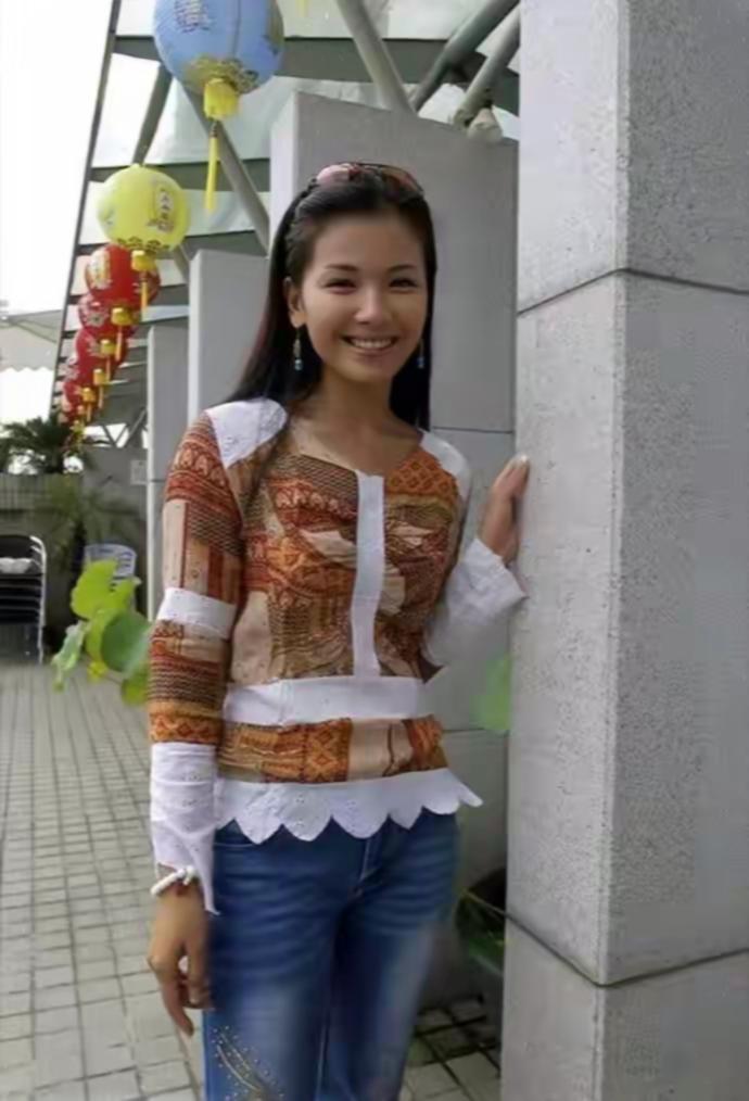 这是2000年刘涛刚出道时拍的照片，光线不好还是什么原因，看上去挺黑的。