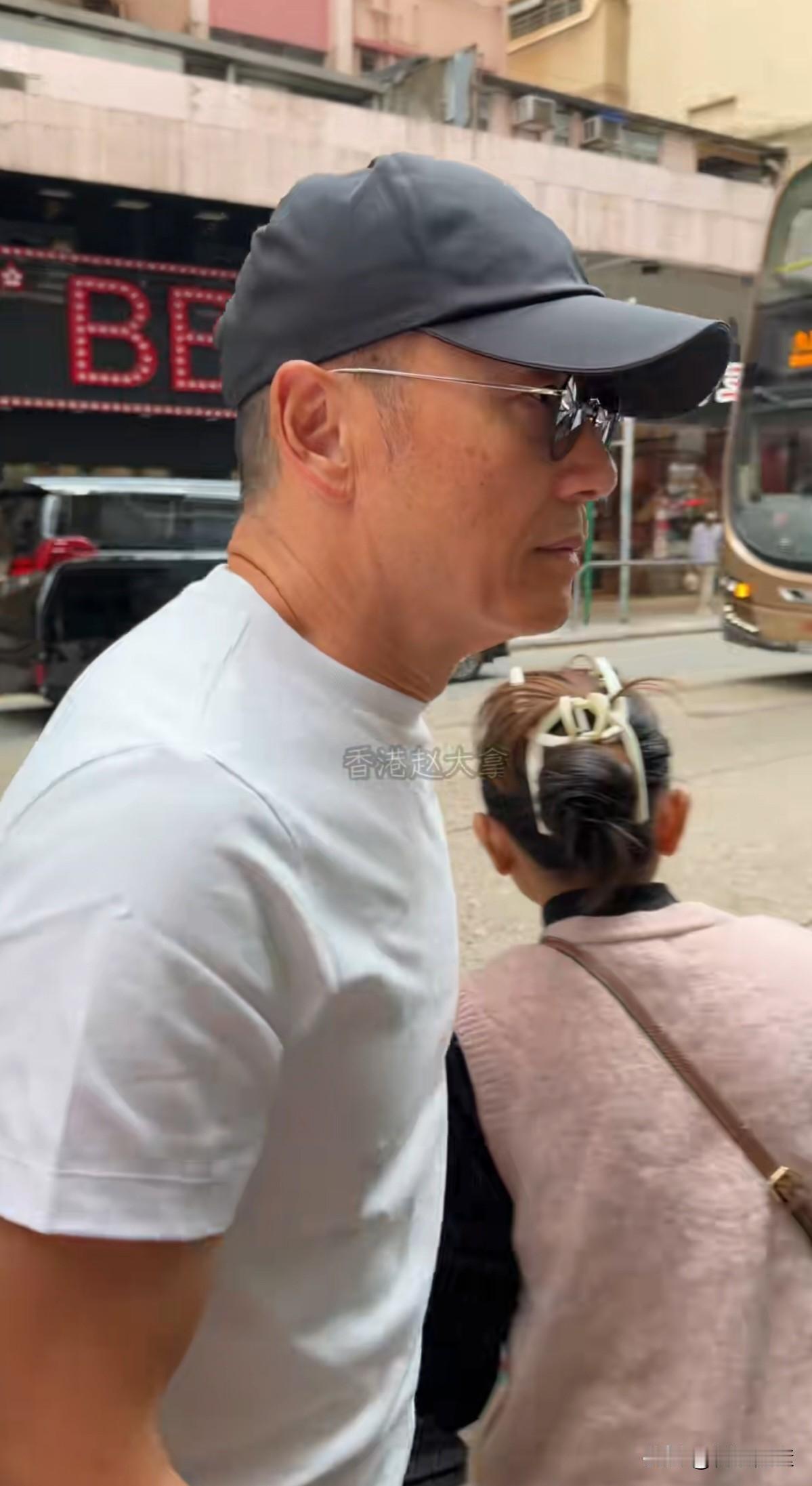 无线五虎代表了九十年代香港影业的顶峰。苗侨伟如今依然肌肉结实，身材挺拔。这也看出