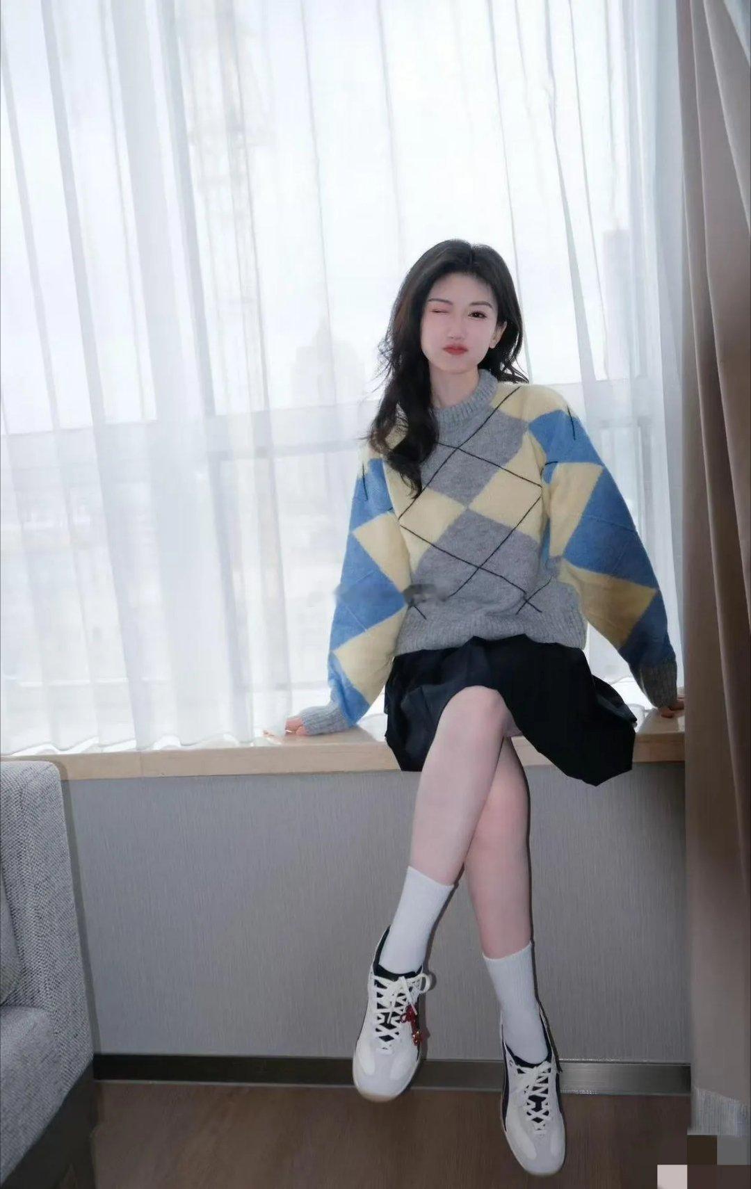 37岁的毛晓彤状态也太好了吧，完全像个少女！她穿的菱格毛衣复古又甜美，配着短裙俏