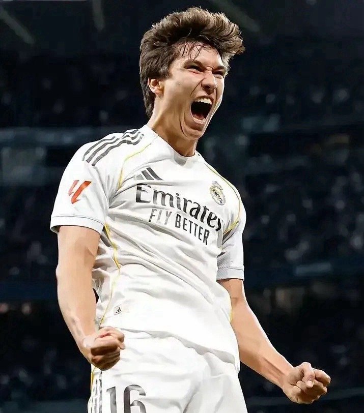 皇马5比1贝蒂斯，终于明白为什么阿隆索被喊下课了。皇马缺中锋，小将贡萨洛