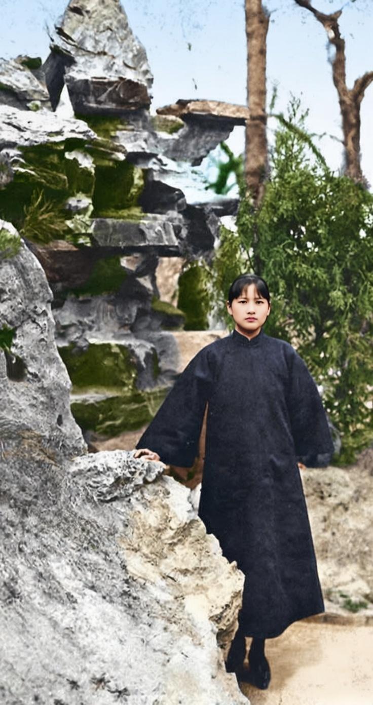 1925年3月，孙中山先生在北京逝世后，宋庆龄身着纯黑色高领宽袖中式长袄，素净无