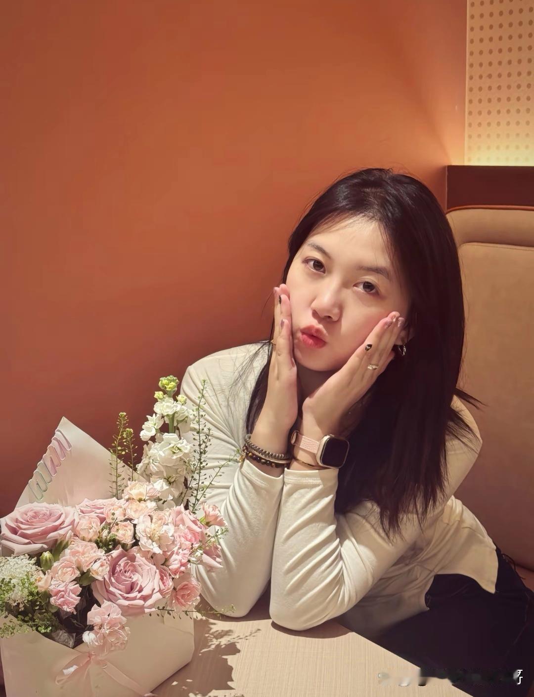 少女心爆棚的粉色花束自拍真的超绝！就像网络上看到的那组图，粉红色的花朵宛如少女脸