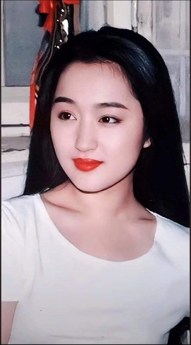 甜歌皇后杨钰莹谁的青春没有杨钰莹？杨钰莹真的是人美歌甜，50+仍然容颜未改，