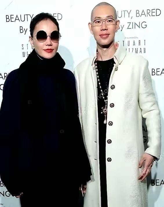 王菲春晚眉形惹争议？这个光头男人，早拿捏了33年的审美霸权。2026年春晚的舞台