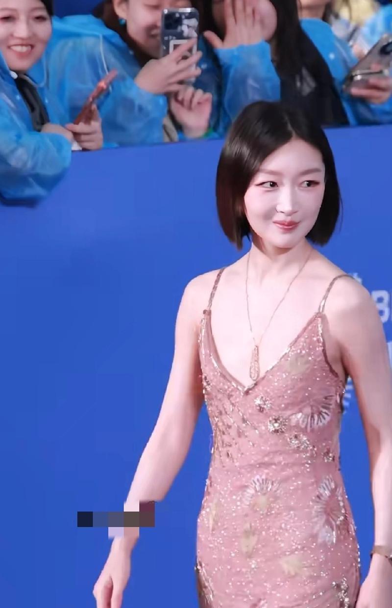 周冬雨年过三十后，形象与气质蜕变，从早期的“清纯邻家妹”逐渐转向了‌成熟、温婉且