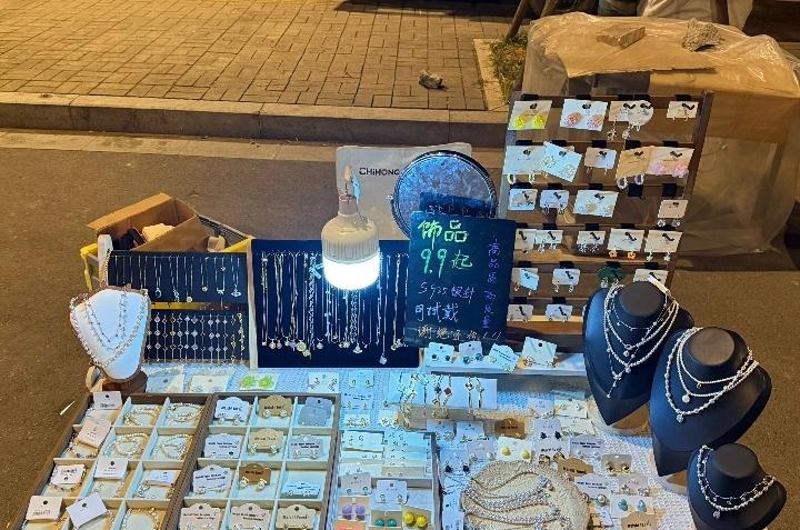 35岁摆摊三天没开张，不是货不行，是人没跟你玩。他卖的是真珍珠，68块一条，可