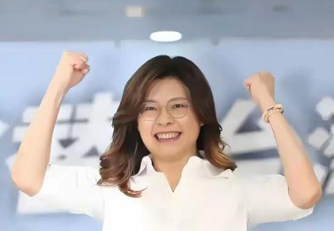 郑丽文上任第一件事立即恢复黄复兴党部，就是要将赵少康清除岀国民党，不然党内永无宁
