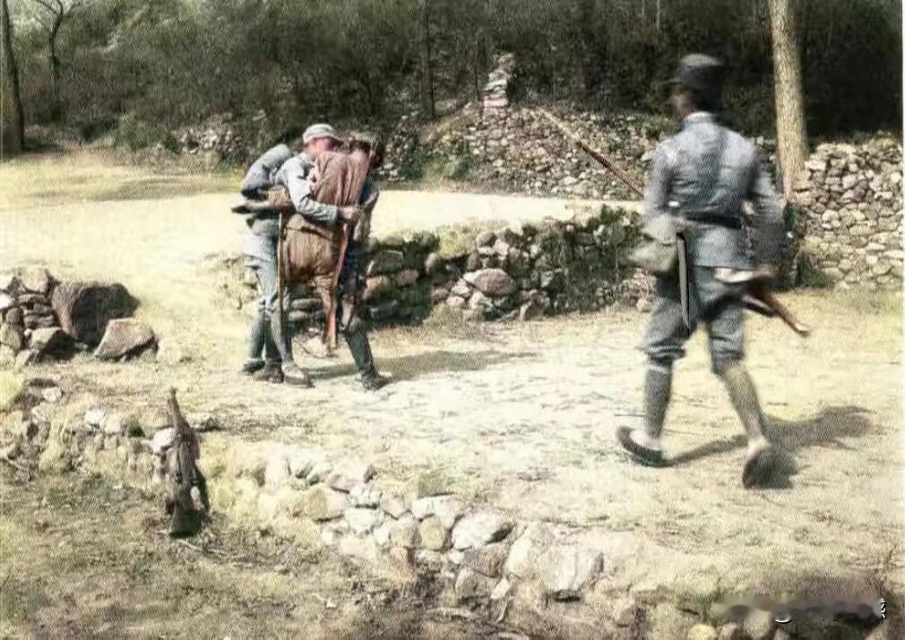 这张照片是一张真实的肉搏照片，我们的一个战士和日本鬼子短兵相接，扭打在一起，扭打