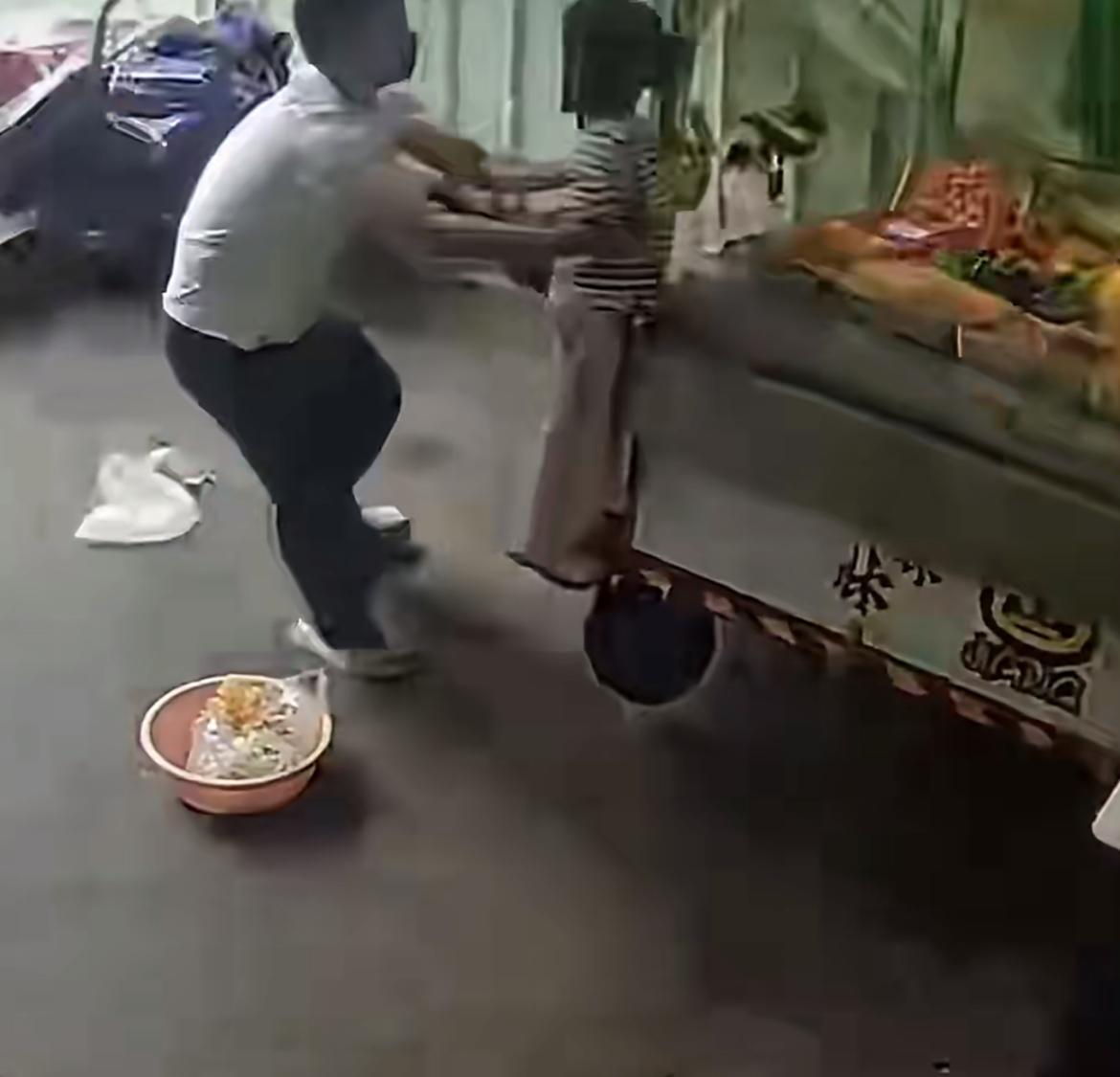 在广东广州，一位卤菜摊主李女士在准备出摊时，发生了一件让人心疼又无奈的意外。当时