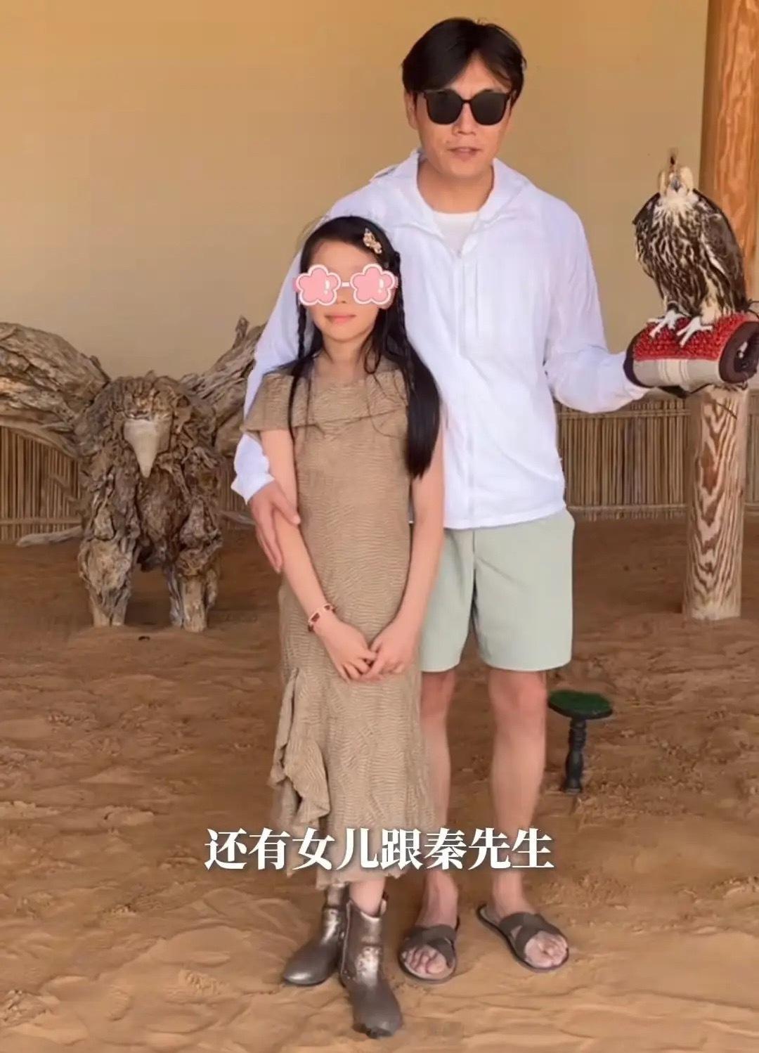 47岁秦昊陪老婆孩子骑骆驼，他穿着拖鞋短裤，头发中分，私底下就是普通中年人的样子