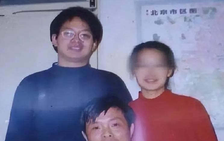 “儿子，妈错了，我不该问你要钱！”1999年，王永强北大博士毕业后，就移民美国2