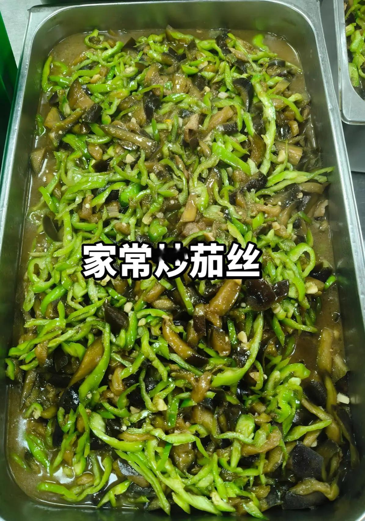 公司午餐是由一对夫妻精心烹制，菜品很是丰盛。既有红烧肉、红烧鸡
