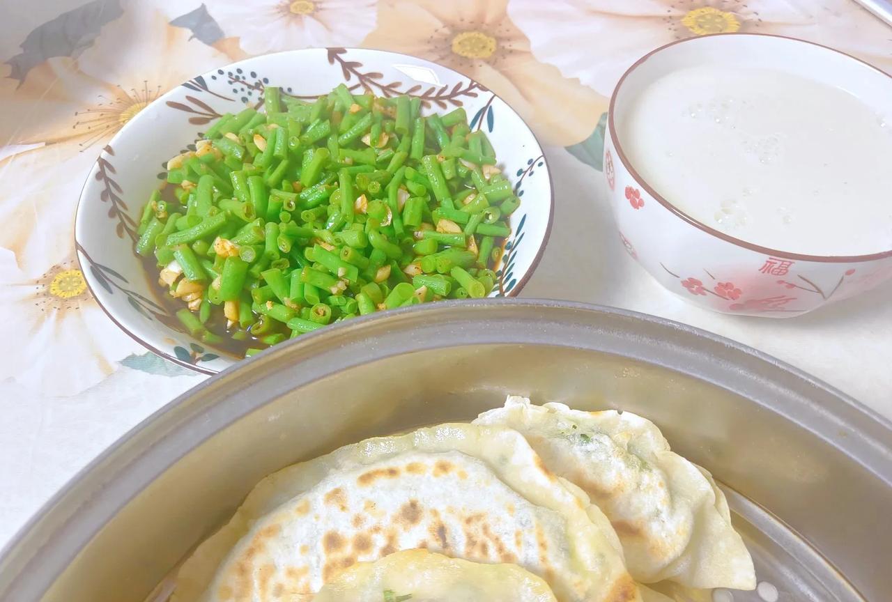 晚上下班到家婆婆已经做好了晚饭豆浆，冷拌长豆角还包了韭菜盒子洗洗手就吃饭