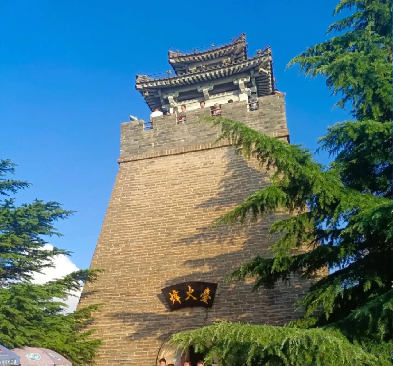 骊山听烽残阳斜倚骊山时，我在烽燧的褶皱里触摸到历史的体温。断壁残垣渗出赭红的