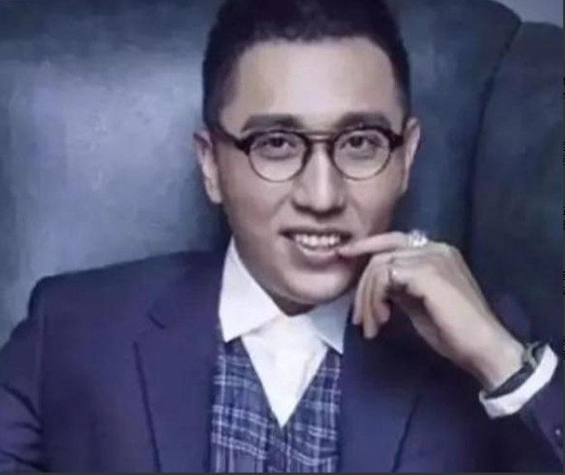 一次，主持人华少问张家辉：“听说你在香港只有一套房？我都有3套。”面对华少的炫耀