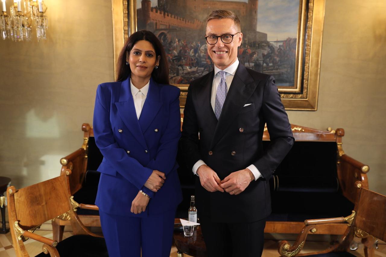 芬兰总统接受“甲亢姐”采访时，大吹印度彩虹屁。芬兰总统斯图布在接受印度“甲亢