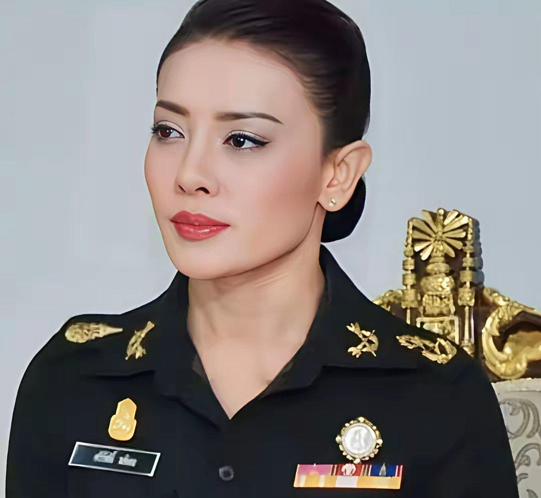 昔日最美王妃西拉米削发为尼