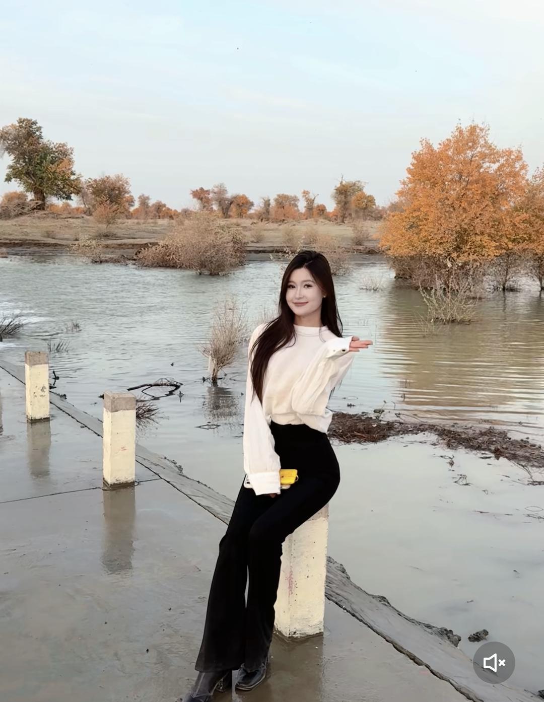 秋日暖阳下，静坐河畔，悠然自得。