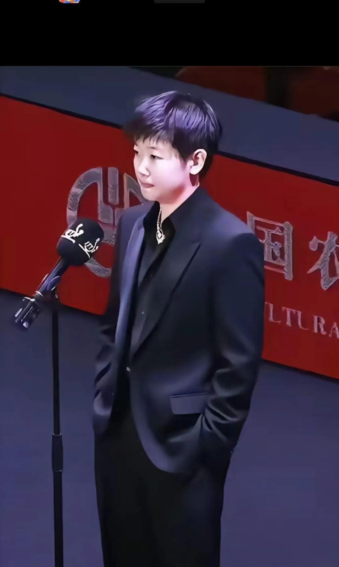 说起来，前几天看到一张莎莎穿西装的照片，当时还挺好奇是什么场合。后来才知道，她是