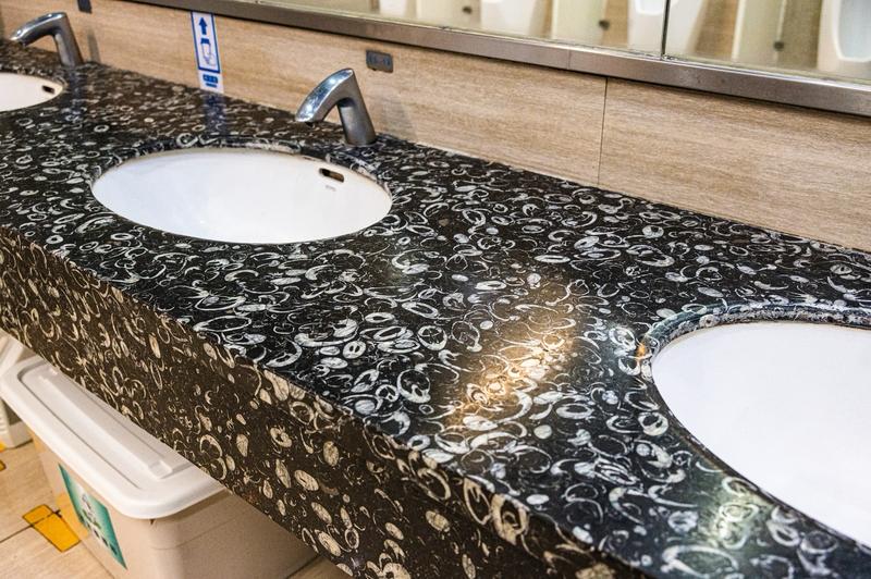 上海天安·千树商场男厕可真是让人“大开眼界”。洗手池和小便池并排，高度差不多，外