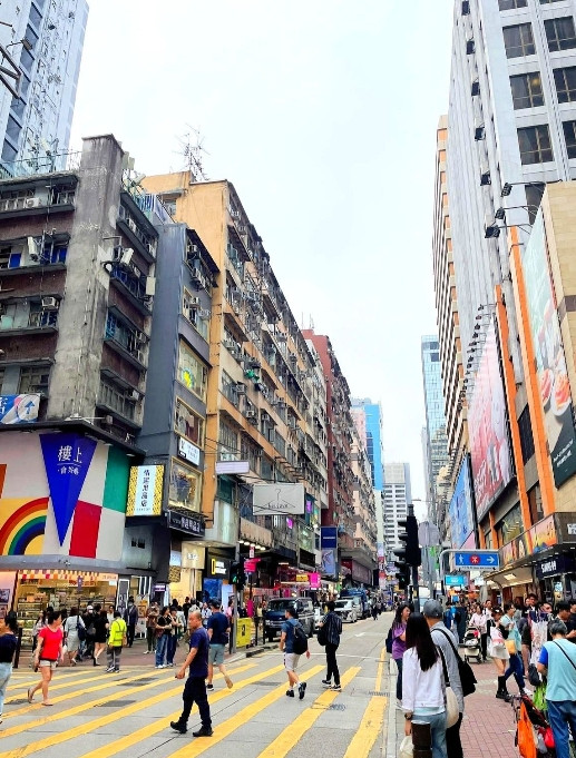 出了社会才发现，爸妈是有钱人的，给子女买了车买了房。子女只需要找一个稳定且轻