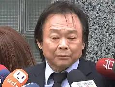 “台独”分子王世坚居然哭了，还是因为他的父亲王明德。在回答记者“王明德是不是